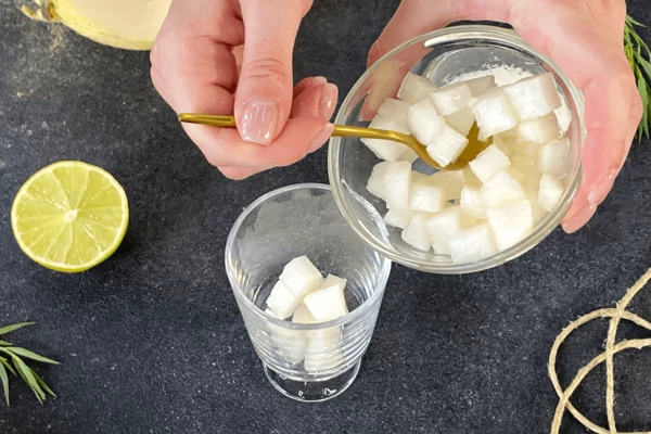 Дыню очистить, нарезать мелким кубиком, поместить в бокал. 