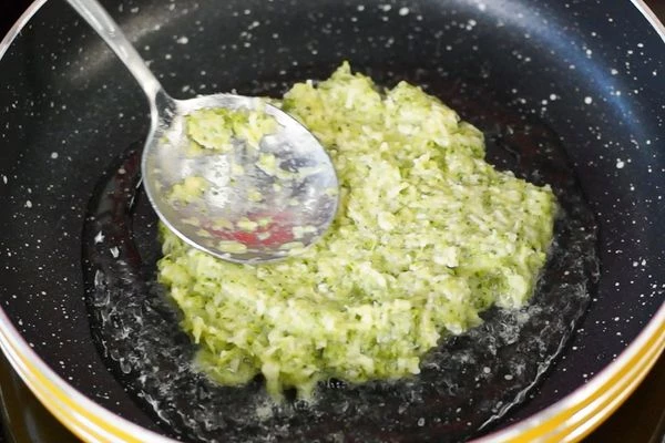 Тесто обжарить на сковороде с добавлением масла. 