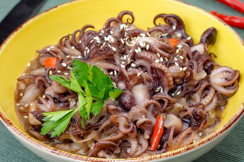 Мини-осьминоги в остром соусе