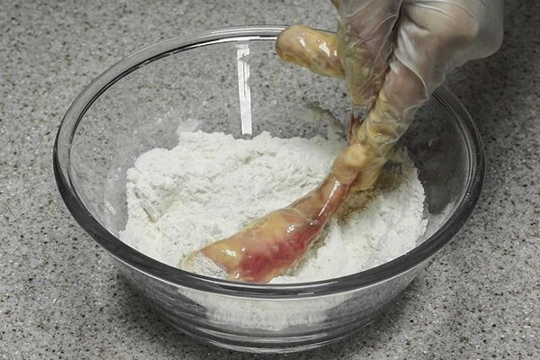 Еще раз обвалять в оставшейся муке.