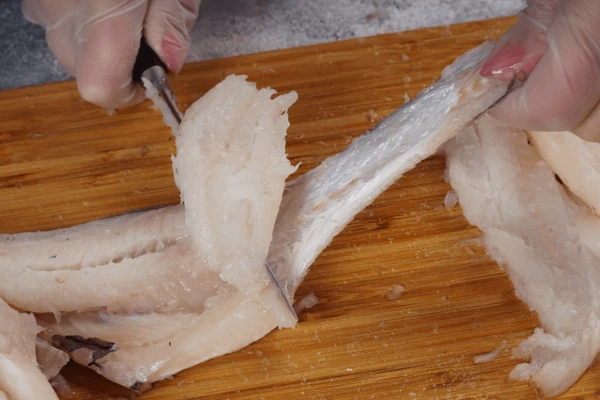 Снять с кожи и отделить от костей.