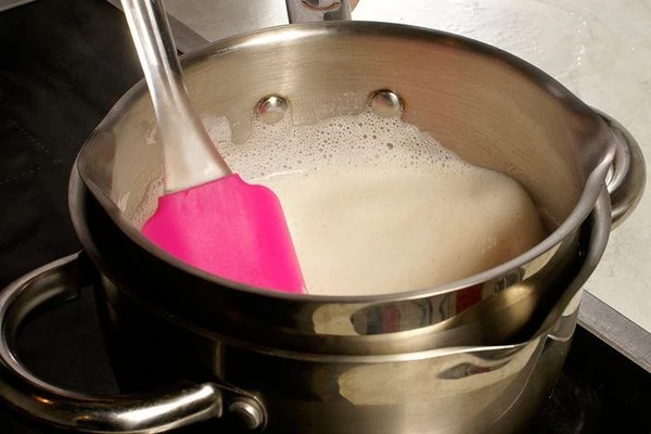 Перелить наш крем в небольшую кастрюльку и поставить на водяную баню, варить помешивая до загустения.