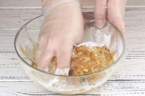 Всыпать крахмал, хорошо перемешать. Оставить замариноваться на 2-3 часа (для более интенсивного вкуса можно оставить мариноваться на сутки). 