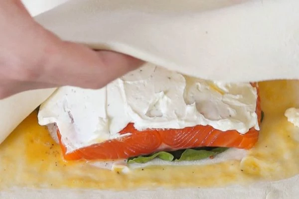 Накрыть вторым пластом теста. 