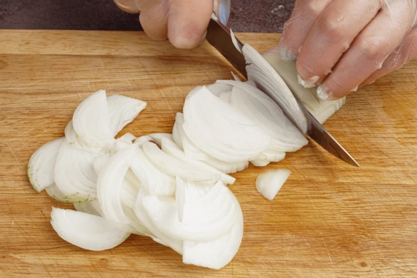 Лук репчатый нарезать тонким пером.