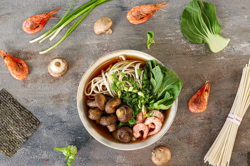 Рамен с креветками и пак чой