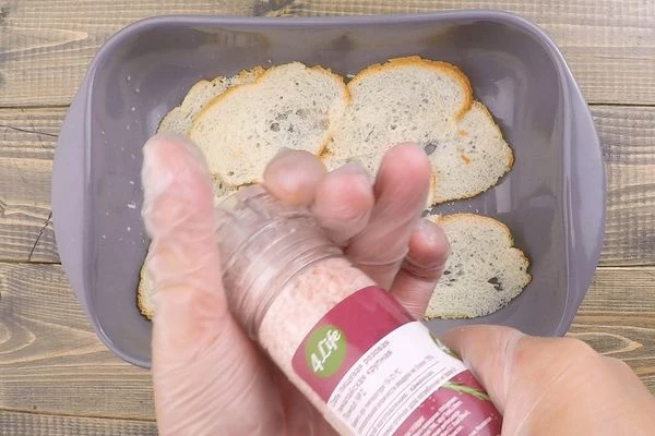 Выложить в форму для запекания, сбрызнуть оливковым маслом 5г, немного посолить. Поставить в разогретую до 200С духовку на 1-2 минуты, чтобы получились румяные гренки.