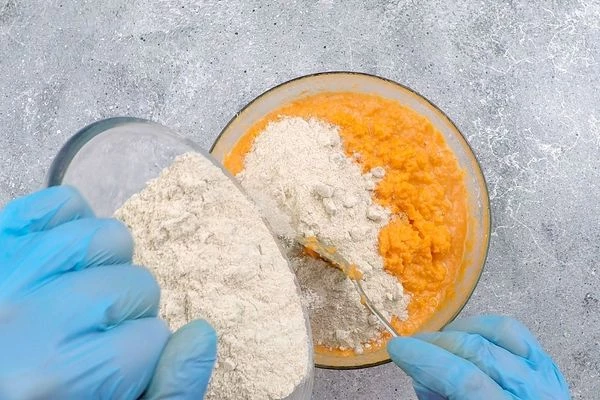 В получившуюся морковную массу добавить орехово-мучную смесь, хорошо перемешать.