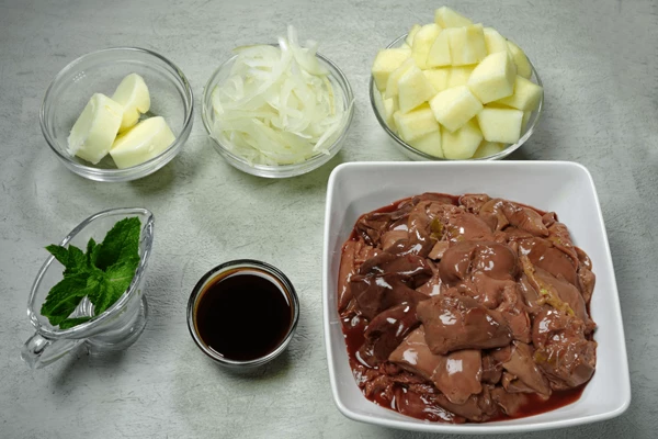 Печень индейки разморозить естественным способом на нижней полке холодильника, промыть, срезать пленки (если есть такая необходимость), нарезать на крупные кусочки. Грушу очистить от кожицы, нарезать крупными кубиками ~2*2 см, лук очистить и нарезать тонкой соломкой.