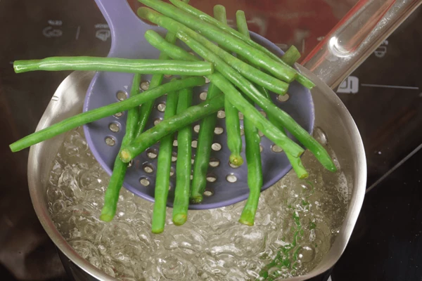 Бланшировать в течение 1,5-2 минут в кипящей воде фасоль и брокколи. (Если овощи замороженные, то просто разморозить).