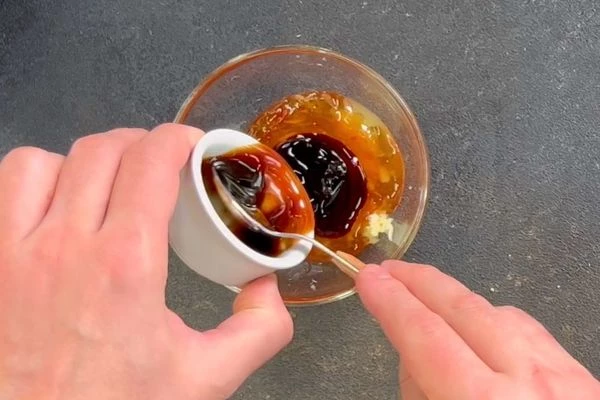 Имбирь и чеснок очистить, натереть на терке. Затем смешать с соусами унаги и сладким чили.