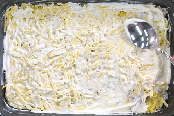 Смазать сметаной.