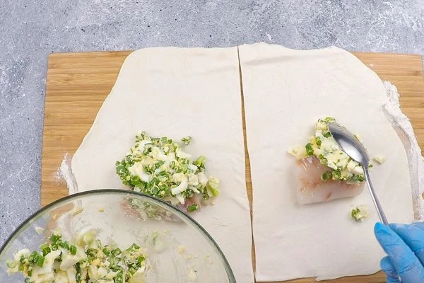 Сверху на рыбу выложить яичную начинку.