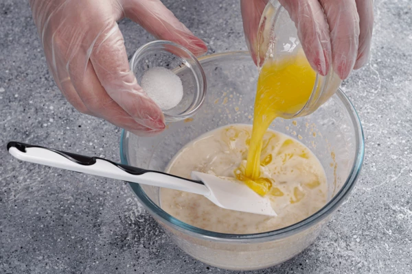 Затем добавить соль и растопленное масло (50 г).