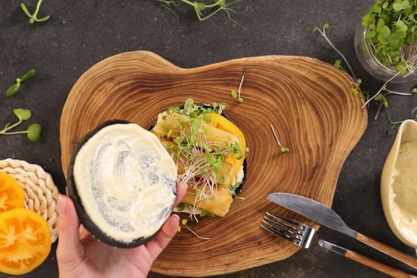 Верхнюю часть булочки смазать соусом Цезарь и накрыть бургер.