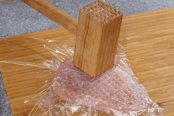 Отбить молотком для мяса, чтобы получилась толщина ~1,5см.