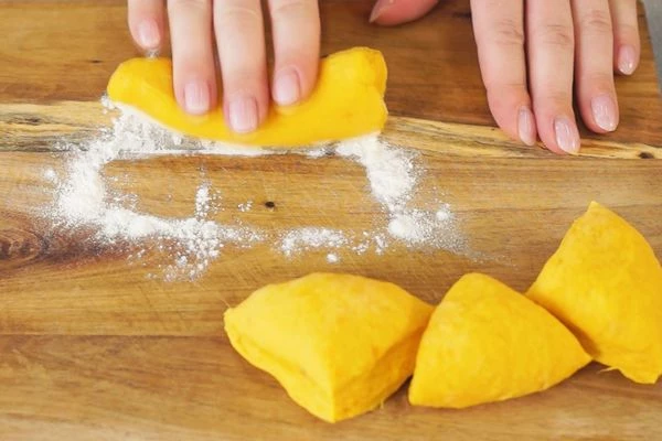 Тесто разделить на 4  части, скатать колбаски и нарезать их на одинаковые кусочки. 