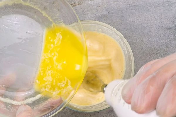  Взбить венчиком, затем добавить муку, еще раз взбить и влить теплое масло. Тесту дать постоять 5-6 минут. 