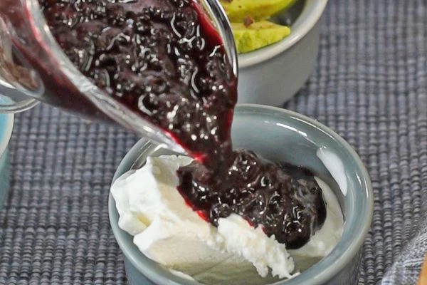 Шестой кусочек полить ягодным пюре.

