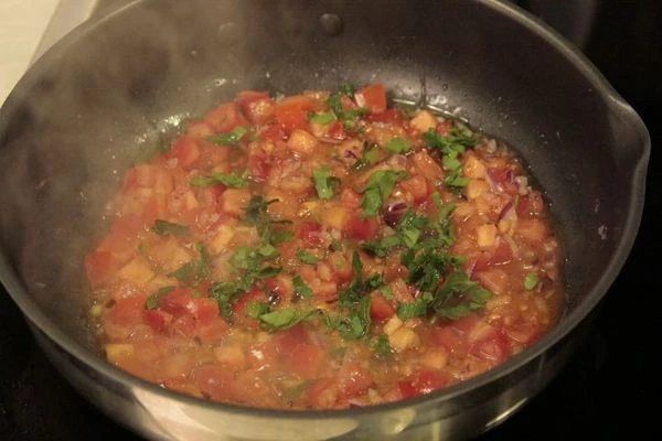  Приготовить соус: красный лук нарезать мелким кубиком, обжарить на оливковом масле до мягкости, затем добавить резанные томаты, морскую соль, перец и нарезанный базилик.