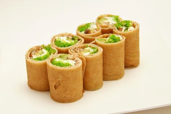  Поставьте получившиеся блинные роллы на тарелку яркими срезами вверх

 