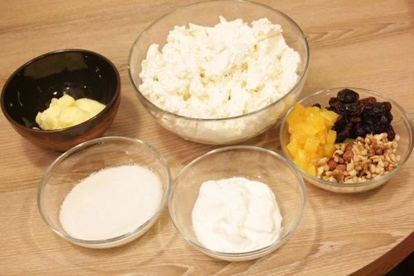 Желатин замочить на 20-30 минут в холодной кипяченой воде. Творог протереть через сито.