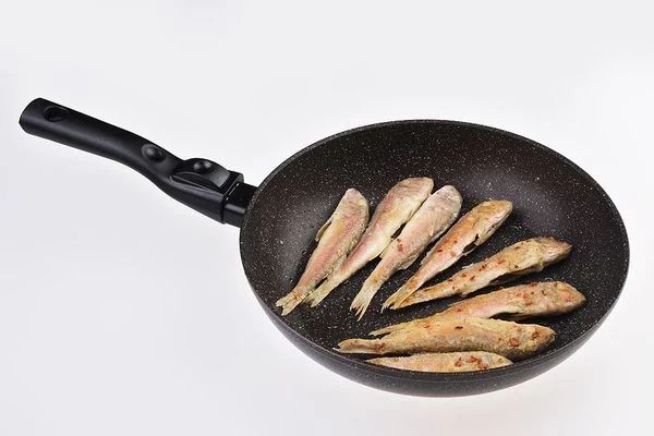 Обжарить рыбу на разогретой с растительным маслом сковороде до золотистого цвета с 2 сторон. Примерно по 1,5-2 минуты с каждой.