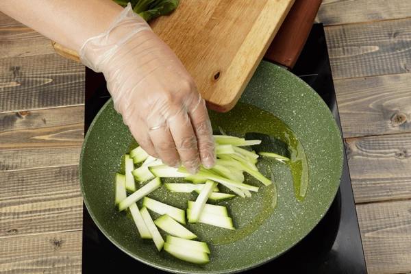 На разогретой с растительным маслом сковороде обжарить слегка цуккини и сельдерей.