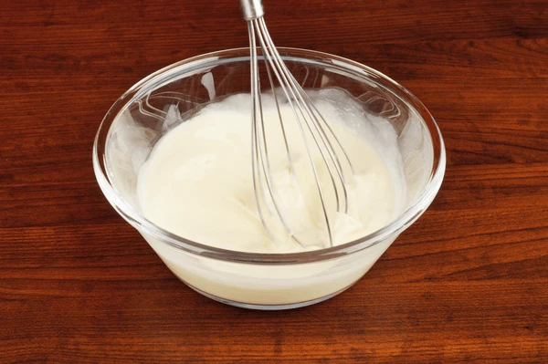 Взбить венчиком.