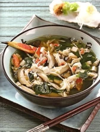 Японский суп с водорослями и крабом