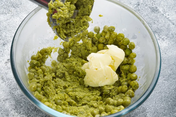 Добавить сливочное масло и соль по вкусу.