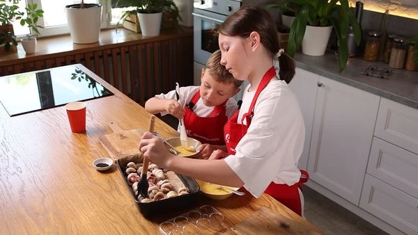 Креветки переложить на противень с пергаментом. Смазать креветки взбитым яйцом, посыпать черным кунжутом. Поставить в предварительно разогретую до 180 градусов духовку на 15-17 минут без конвекции. Подавать как в горячем, так и в холодном виде с любимым соусом. Приятного аппетита!

