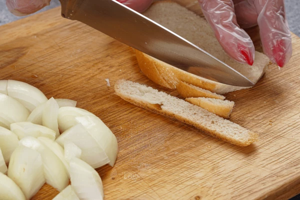 Лук нарезать крупными кубиками. У хлеба срезать корочку.