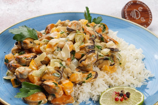 Подать готовые мидии с рисом.