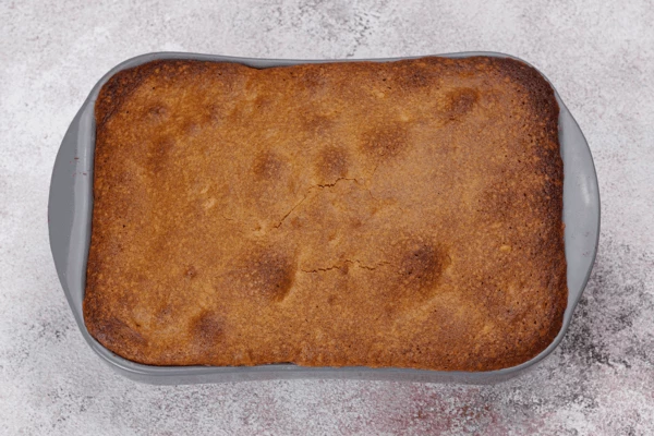 Поставить в разогретую до 170С духовку на 50 минут. Готовность проверить деревянной палочкой.