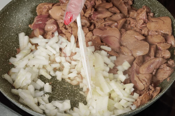 На хорошо разогретой с растительным маслом сковороде обжарить печень и лук 2-3 минуты.