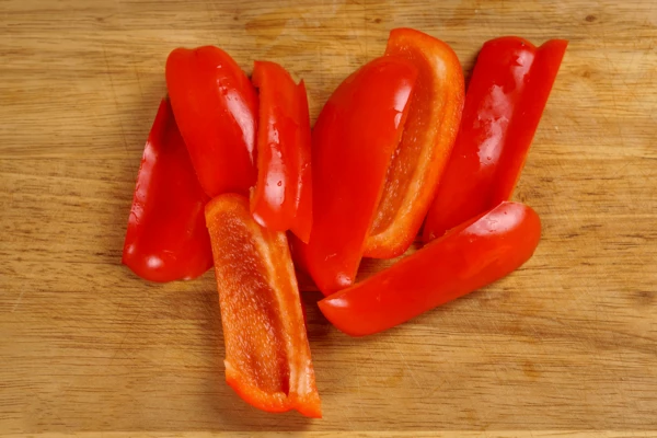 Красный перец очистить от семенной коробки, нарезать на полоски, шириной 1,5-2см.