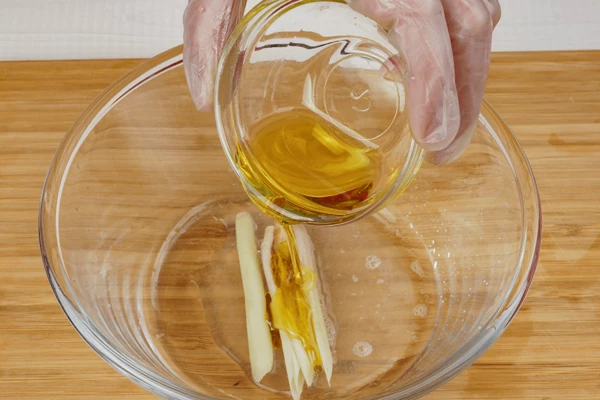 Влить растительное масло.