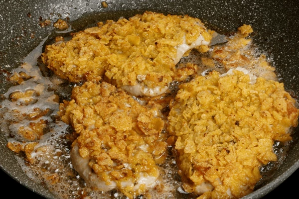 Обжарить на разогретой с растительным маслом сковороде сначала на сильном огне, до румяной корочки, затем убавить огонь и довести мясо до готовности.