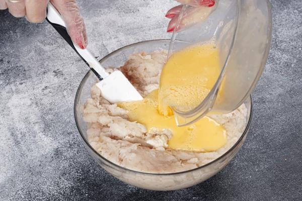 Добавить хлеб с молоком, взбитые яйца, посолить по вкусу. Затем фарш хорошо вымешать.