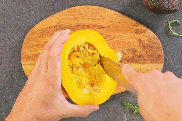 Тыкву очистить от кожуры, нарезать крупным кубиком. 