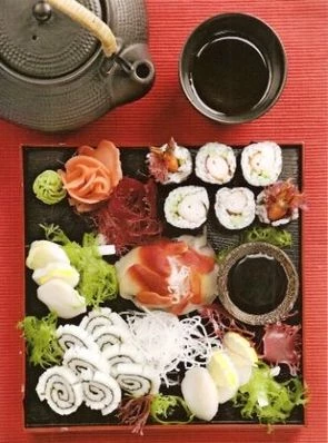 Роллы и сашими из морепродуктов