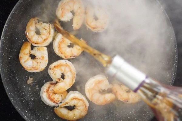 Для мусса из креветок:
Лук шалот нарезать мелким кубиком, обжарить на сливочном масле до золотистого цвета, переложить в другую емкость. На этой же сковороде обжарить очищенные размороженные креветки на растительном масле. Посолить и поперчить. Влить коньяк, поджечь.