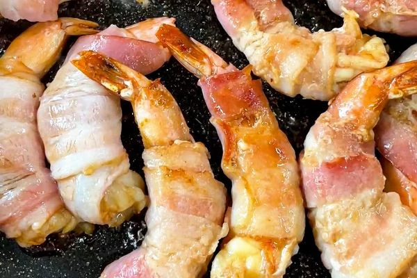 Креветки в беконе обжарить по 2 минуты с каждой стороны.
