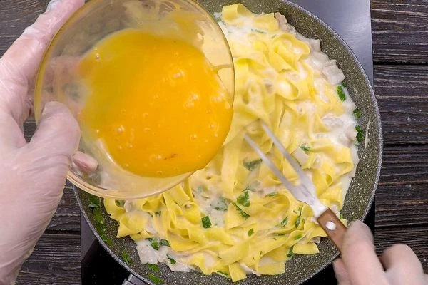 Желток взбить и влить в пасту, быстро перемешать и снять с огня.