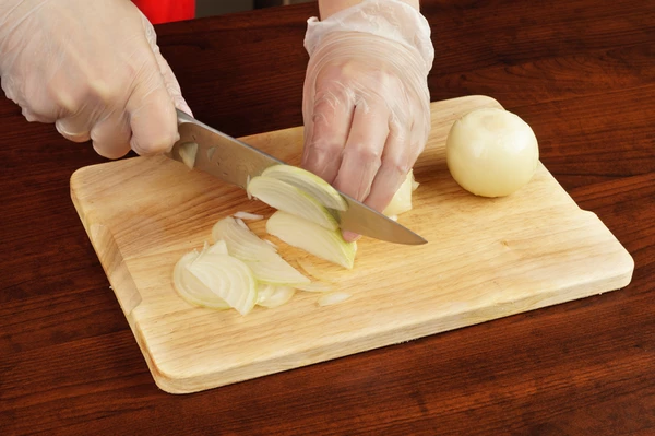 Лук нарезать соломкой.