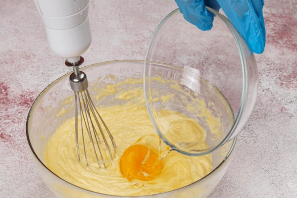 Для теста: взбить размягченное сливочное масло с сахаром до бела, затем добавляя по 1 яйцу, продолжить взбивать массу.