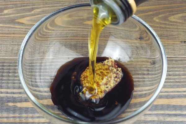 Приготовить заправку: в чашке смешать соевый соус, горчицу, оливковое масло, сок лайма, взбить венчиком.