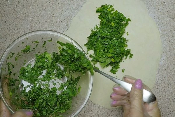 В центр теста выложить начинку.