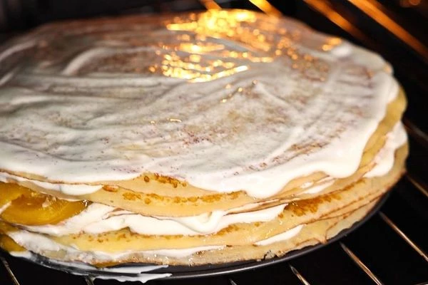 Поставить в разогретую до 180 градусов духовку на 10 минут.